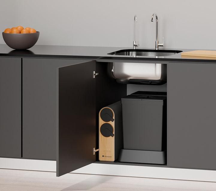 Equipo de ósmosis inversa instalado bajo el fregadero de una cocina