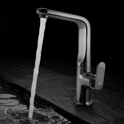 Monomando cromado Grohe Veris con agua cayendo al fregadero