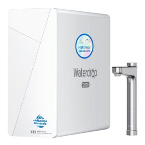 Equipo blanco Waterdrop X12 con su grifo digital metálico